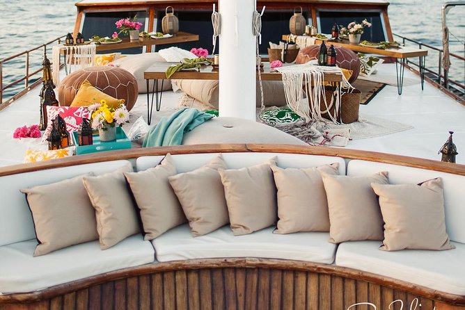Cabo San Lucas Luxury Sailing Yacht and Dinner with a Chef - Stop 3: Dinner on board, chef courses, and mixologist drinks