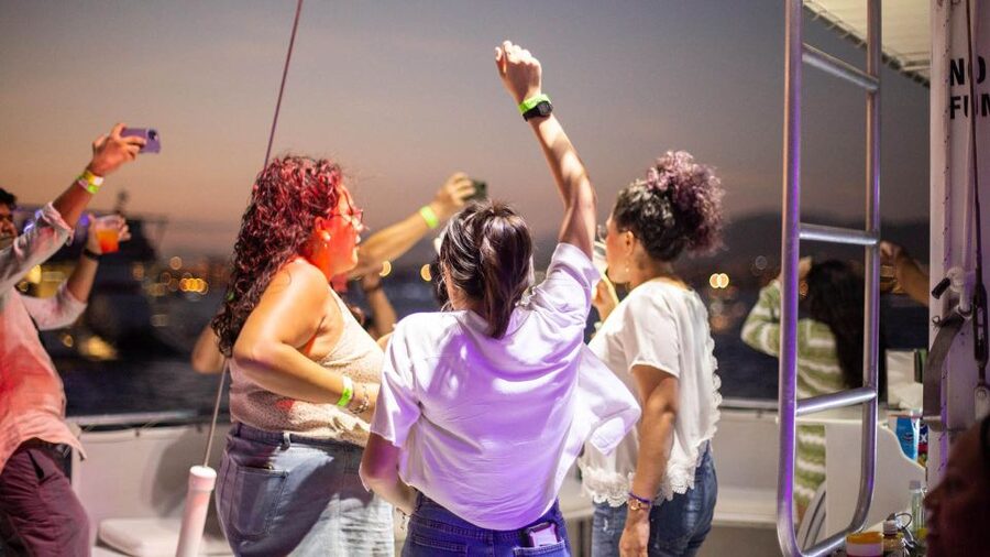 Cabo San Lucas: Sunset Party Cruise with Open Bar - Sunset Timing and the Free Time Window