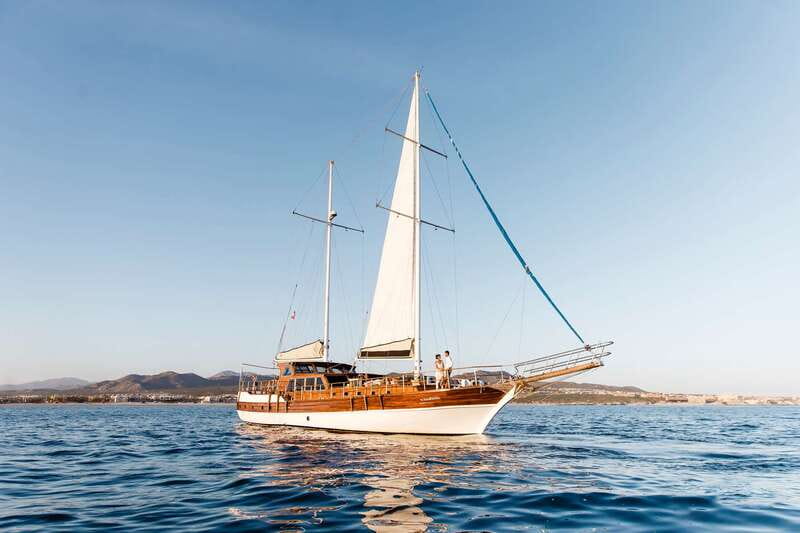 Cabo San Lucas: Sunset Yacht Cruise w/Chef Dinner & Open Bar - Tu Enamorado: the yacht feel that makes Cabo nights different