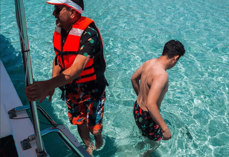 La Paz: Boat ride to Espiritu Santo island and sloop - Balandra Beach break: short walk time and photo angles