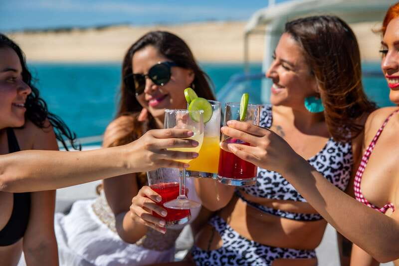 La Paz: Espiritu Santo Island and Balandra Bay Day Cruise - Balandra Bay beach time, walking breaks, and lunch on deck with real views