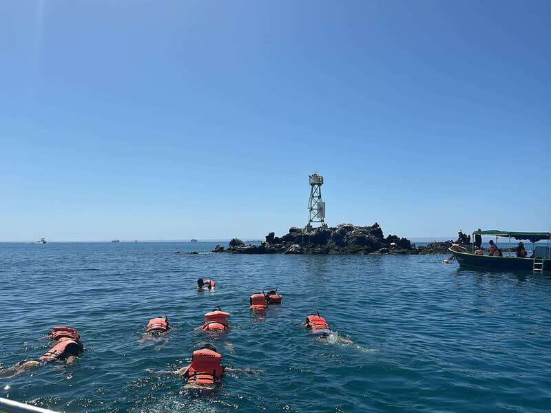 La Paz: Espiritu Santo Island Tour - Boat comfort, snorkeling gear, and the guide-team factor