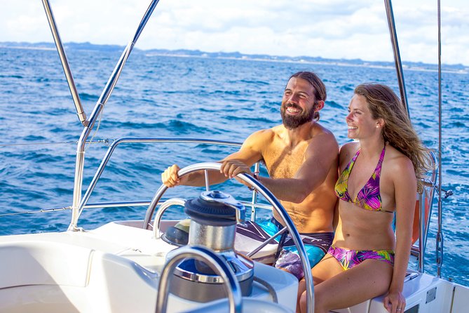 Los Cabos Luxury Sailing, Snorkel and Lunch Cruise - Sailing past El Arco and how the views work