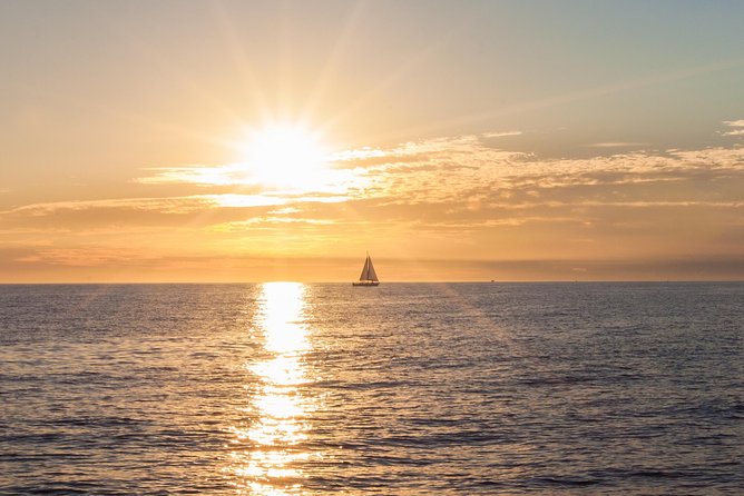 Los Cabos Luxury Sunset Sail with Light Appetizers and Open Bar - Open bar and light appetizers: what’s included, and what to expect