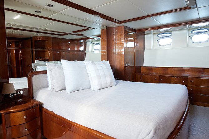 Number Juan 100ft Yacht Azimut Rental - Quick takeaways