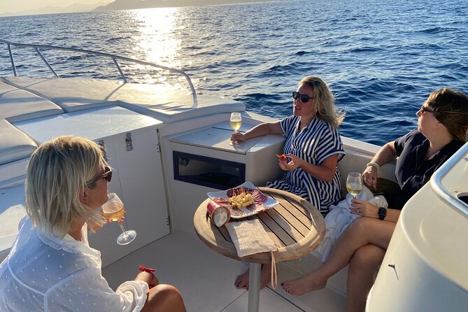Private Sunset Cruise in San Jose del Cabo Appetizers,open bar - Value check: how $200 per person stacks up for drinks plus private time