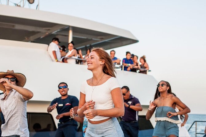 Sunset Dinner Cruise in Los Cabos - The buffet dinner: what’s included, and what you should expect