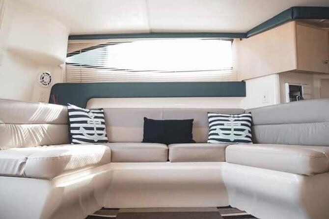 Yacht Carver - Luxury Private Yacht Tour - El Arco in 30 minutes, plus sea lion viewing